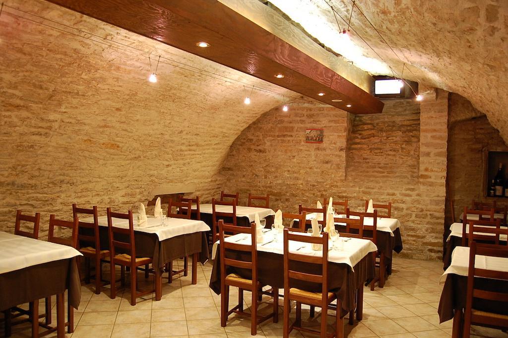 Hotel Du Donjon Champlitte-et-le-Prélot Екстериор снимка
